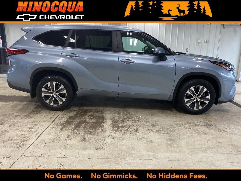 2023 Toyota Highlander XLE in Gray — front three-quarter view